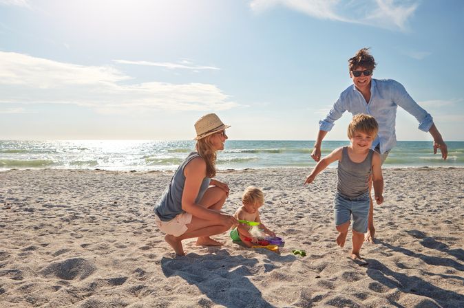 Eine Familie spielt am Strand