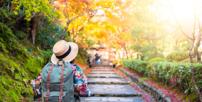 Touristin mit Rucksack in Japan