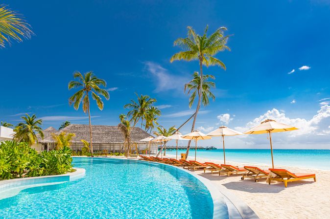 Pool mit direktem Strandzugang und Liegen 