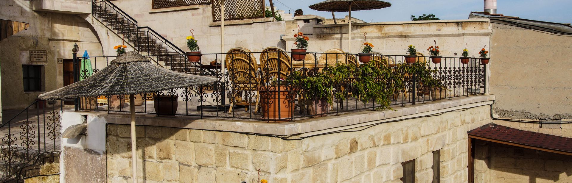 Eine gemütliche Terrasse eines sandfarbenen Gebäudes