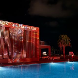 Großzügiger Poolbereich des ROBINSON Club Cabo Verde mit Abendstimmung 