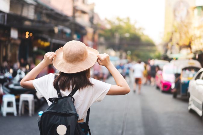 Frau mit Hut in den Straßen von Thailand