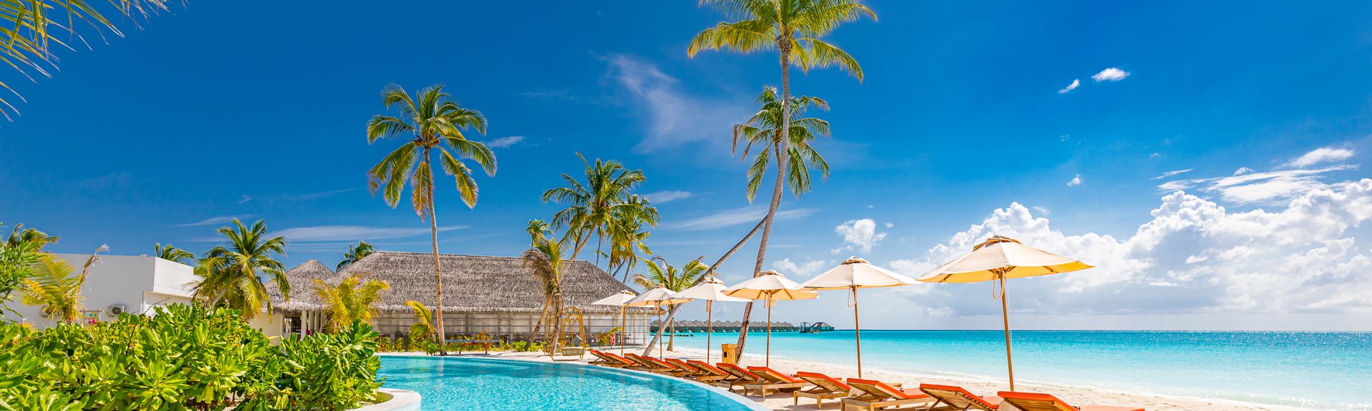 Pool mit direktem Strandzugang und Liegen 
