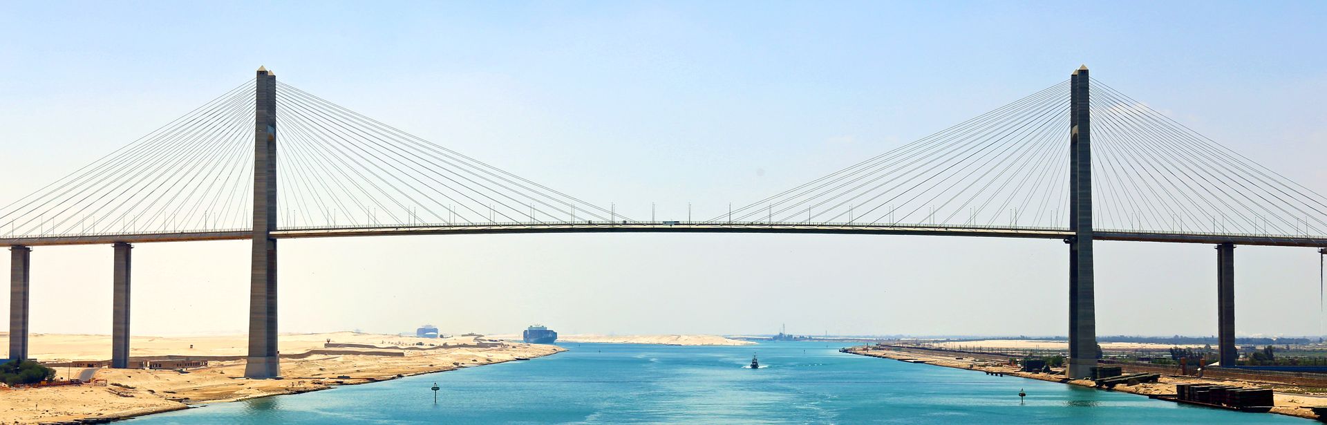 Hängebrücke über dem Suezkanal in Ägypten an einem klaren, sonnigen Tag.
