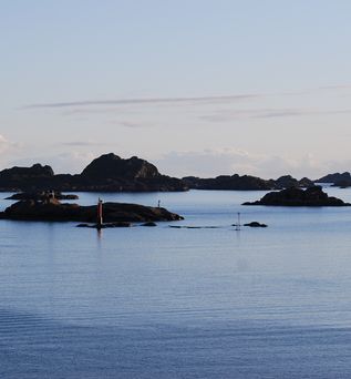 Die Fahrt mit einem Hurtigruten Postschiff belohnt mit unsagbaren Naturerlebnissen
