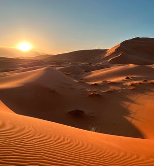 Dünen einer Wüste bei Sonnenuntergang