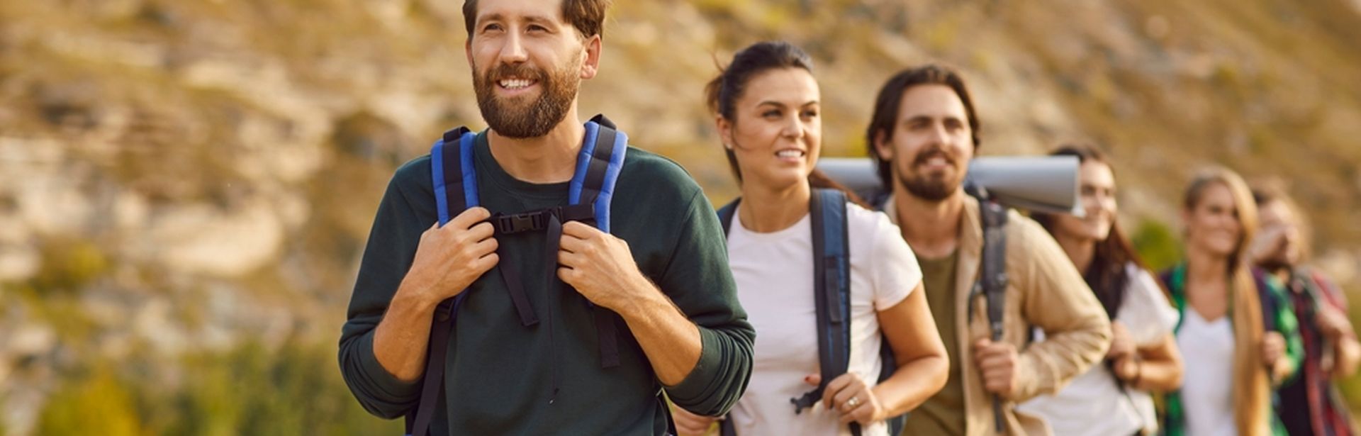 Eine Gruppe von Menschen mit Rucksäcken wandert 