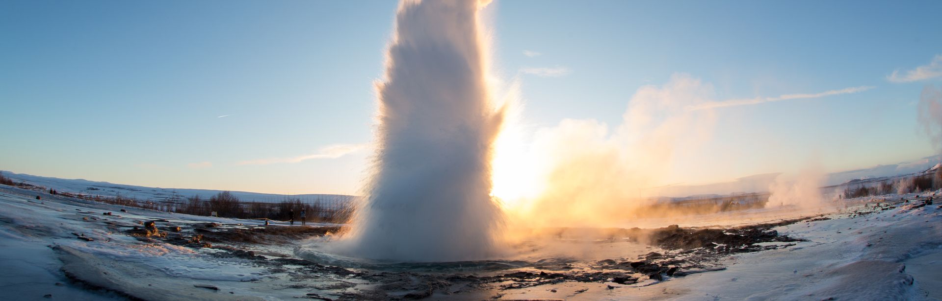 Ein Geysir bricht aus und schießt eine große Wassersäule in die Luft