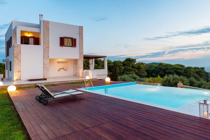 Privater Pool bei Dämmerung mit einem Haus im Hintergrund