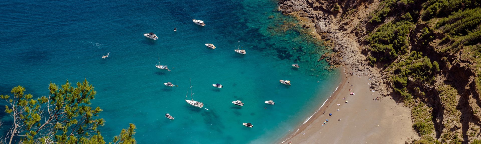 Eine Bucht mit Strand und einigen Schiffen im Meer