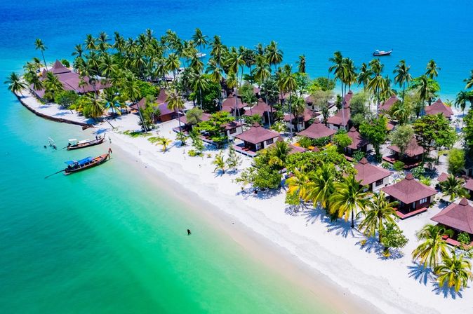 Teil einer Insel mit kleinen Häusern und Palmenstrand