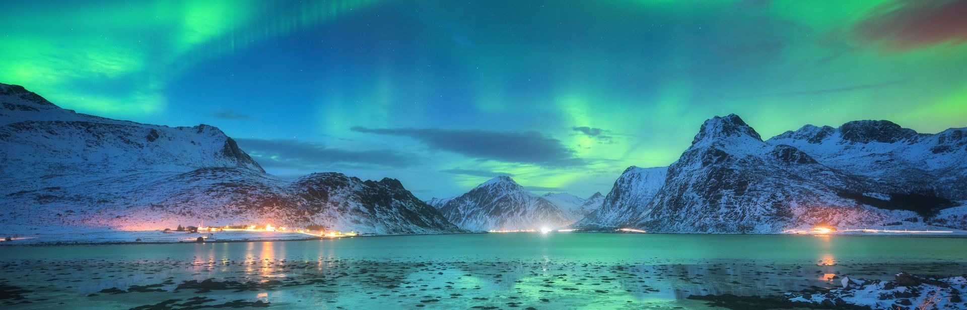 Polarlichter über einem See