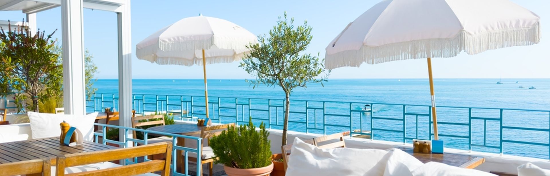 Eine Terrasse mit Blick aufs Meer