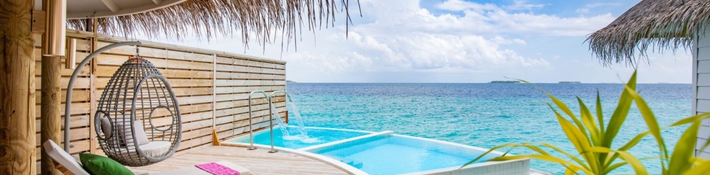 Eine Terrasse mit Privatpool und gemütlichen Liegen über dem Meer