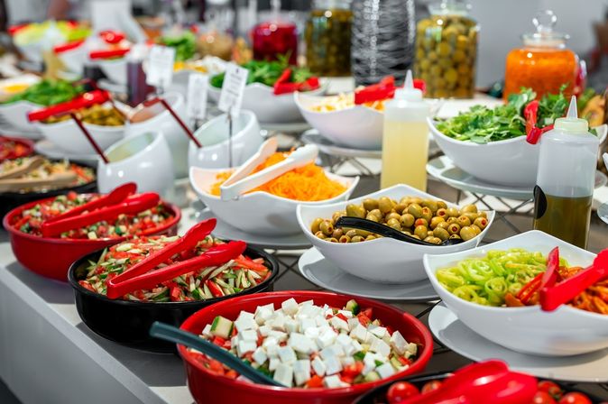Ein Buffet mit verschiedenen Salaten und Beilagen