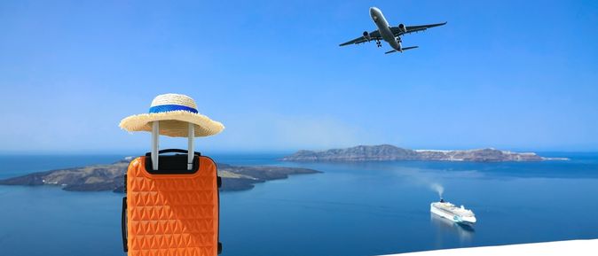 Ein Koffer steht auf einer Mauer, im Hintergrund sieht man das Meer und ein Schiff, im Himmel fliegt ein Flugzeug