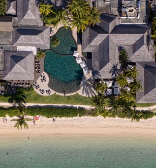 Hotelanlage mit Pool direkt am Strand