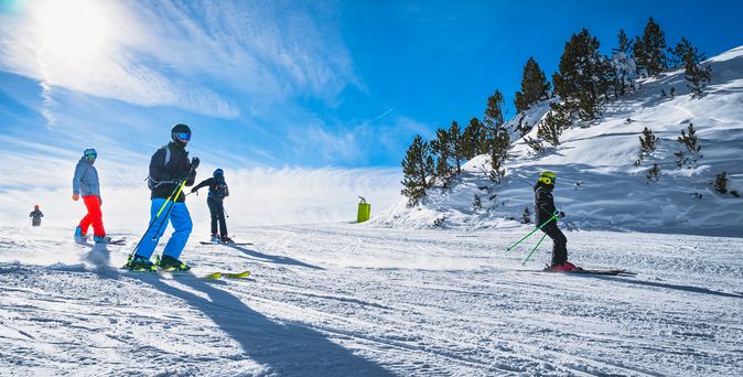 Skifahrer auf einer Schneebedeckten Piste
