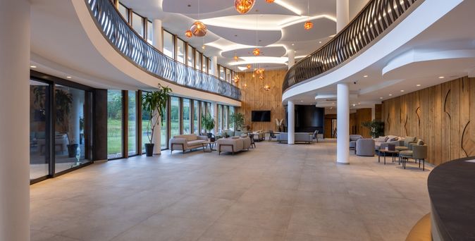 Eine elegante Hotellobby mit Sofas und Pflanzen
