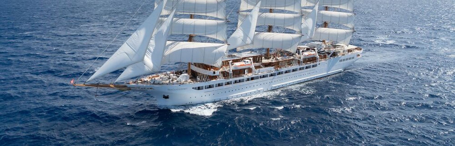 Sea Cloud Spirit unter vollen Segeln auf dem offenen Meer