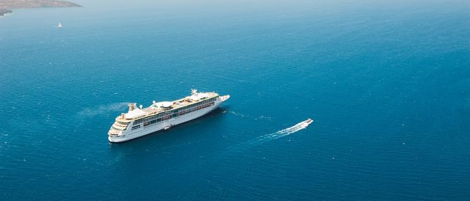 Ein Kreuzfahrtschiff von oben