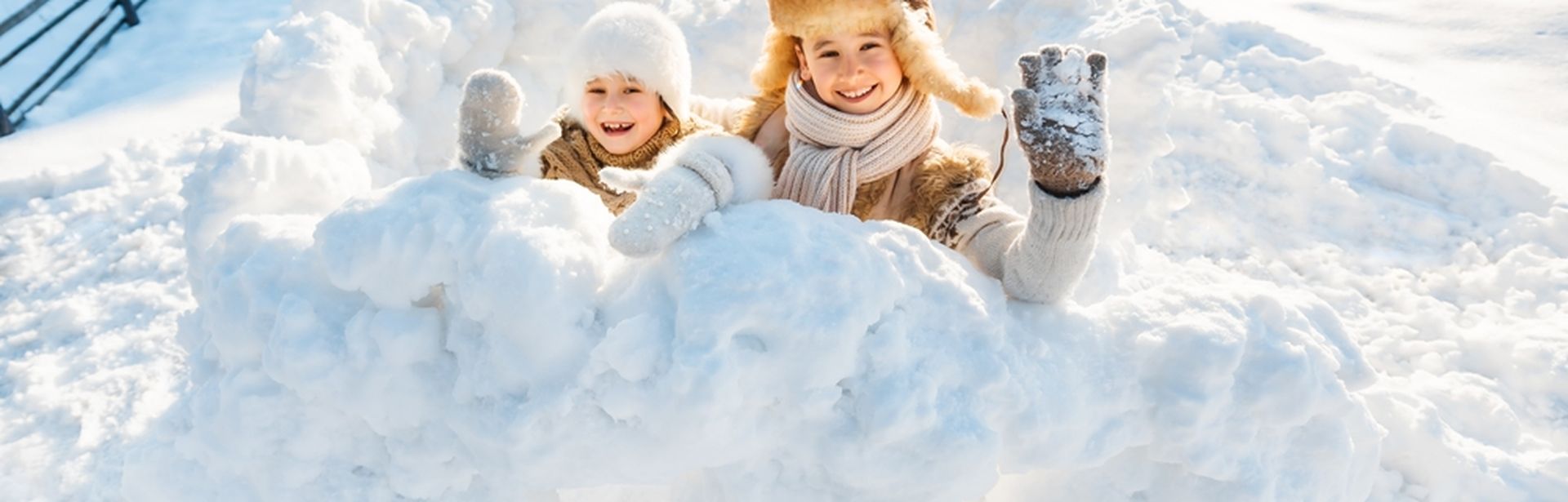 Zwei Kinder spielen im Schnee