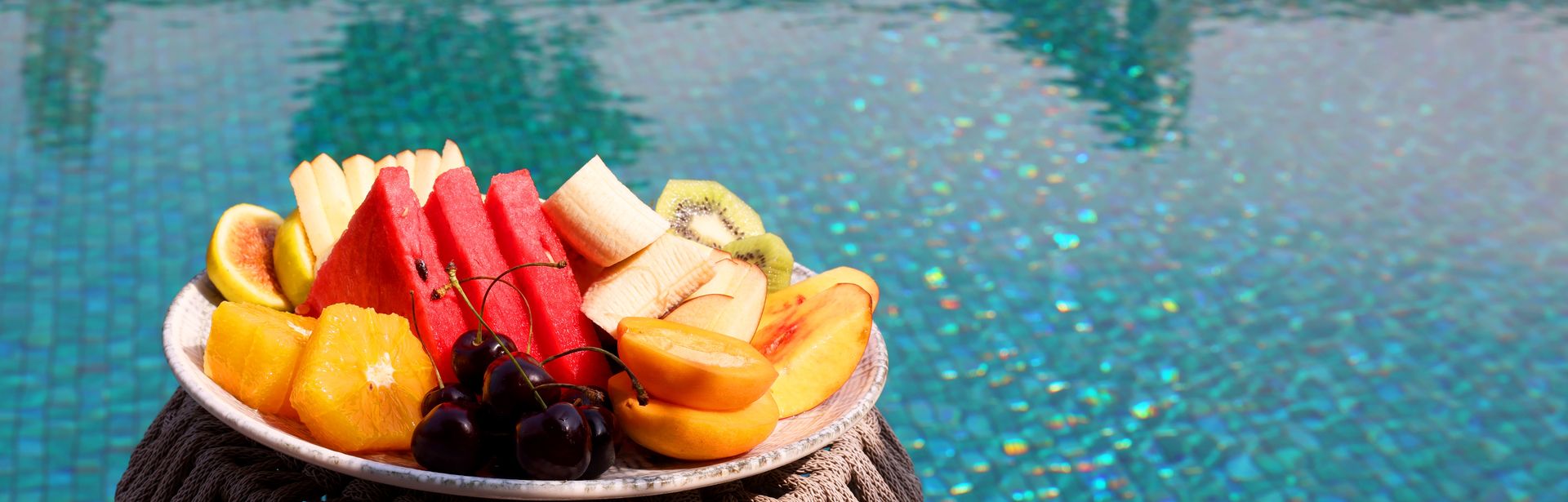 Obstteller am Pool