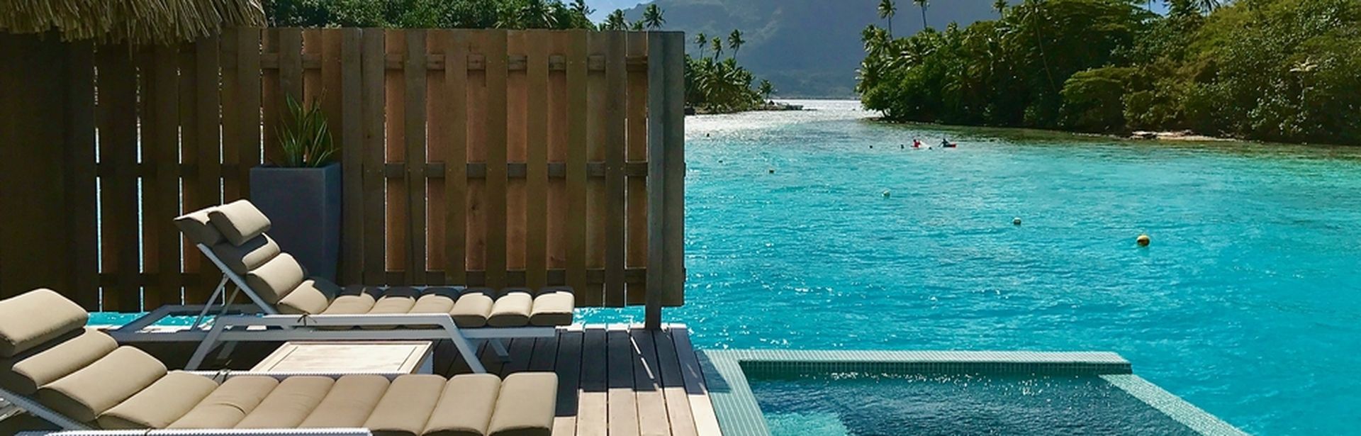 Liegen auf einem abgeschirmten Teil einer Terrasse, die direkt am Pool liegt