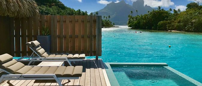 Liegen auf einem abgeschirmten Teil einer Terrasse, die direkt am Pool liegt