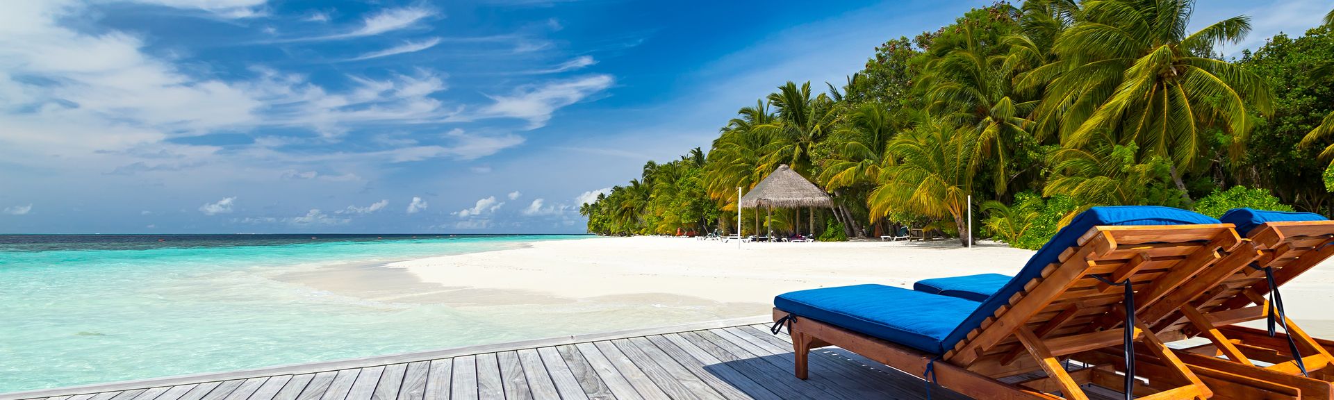 Liegen auf einer Terasse mit Strandzugang