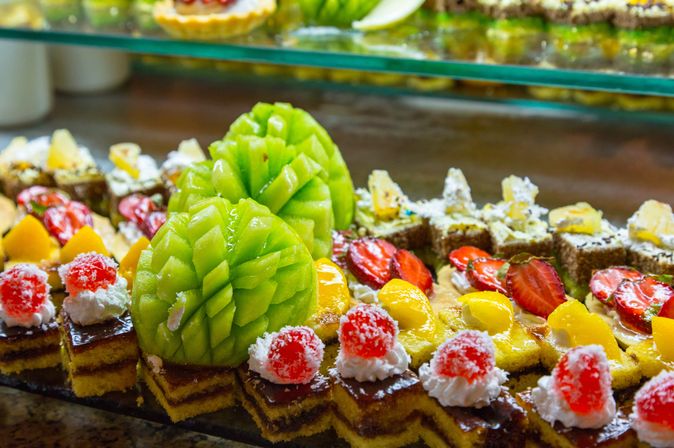 Eine Auswahl von Desserts und Obst