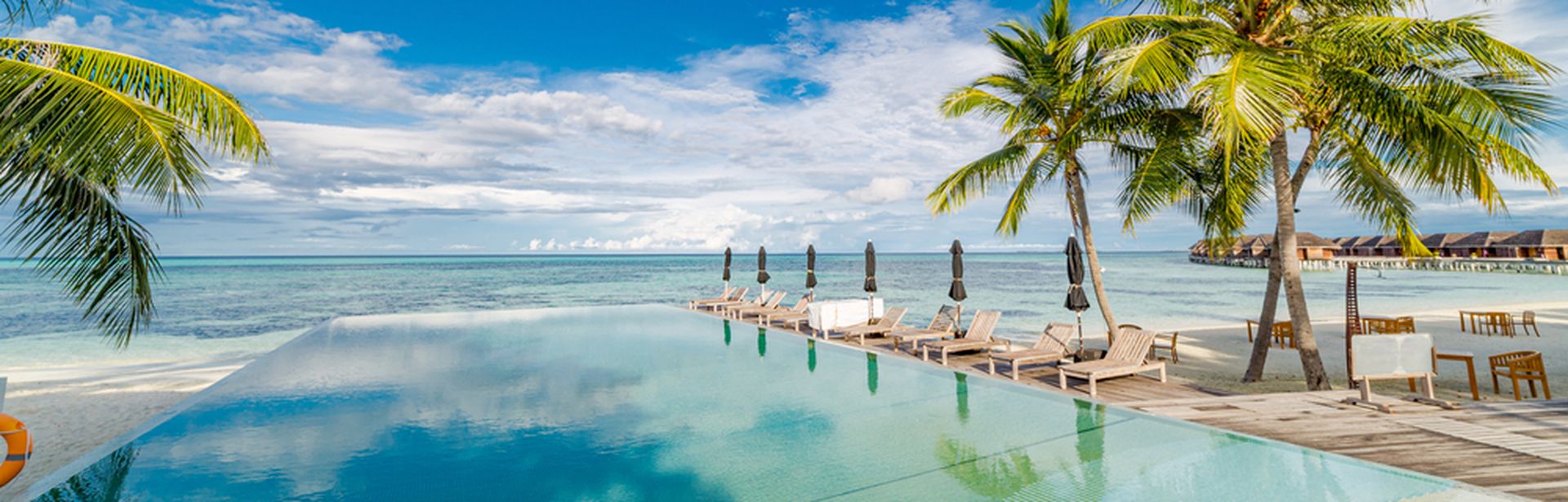 Ein Pool mit direktem Zugang zum Strand