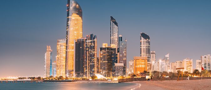 Hell erleuchtete Hochhäuser von Abu Dhabi in der Nacht