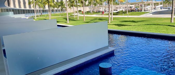 Ein Swim-up Pool mit Palmen im Hintergrund