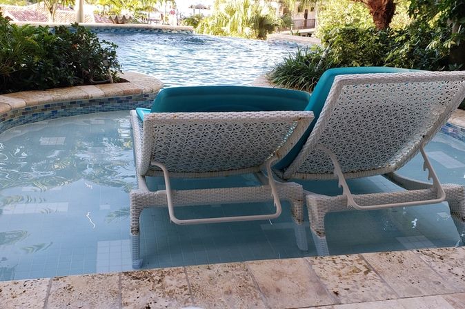 Zwei Liegen in einem kleinen Pool