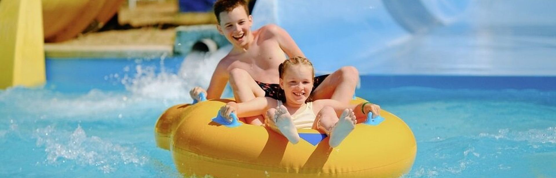 Zwei Kinder auf einem Schwimmring in einem Aquapark