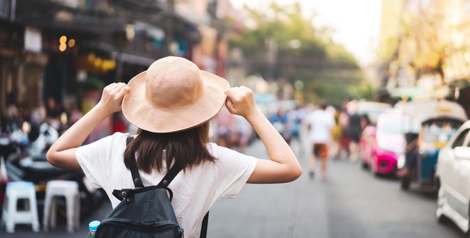 Frau mit Hut in den Straßen von Thailand