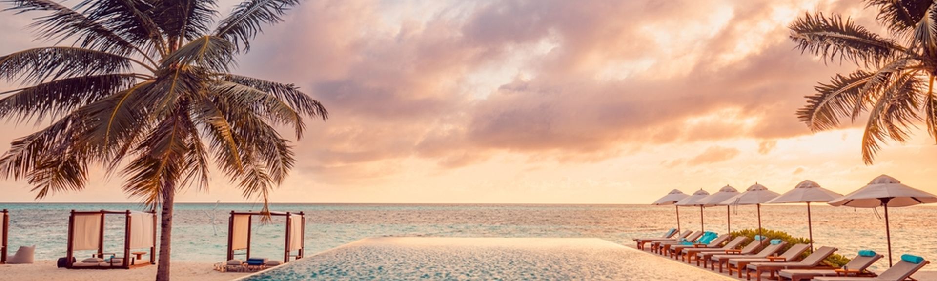 Ein Pool mit Meerblick bei Sonnenuntergang