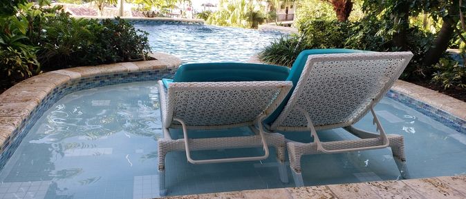 Zwei Liegen in einem kleinen Pool