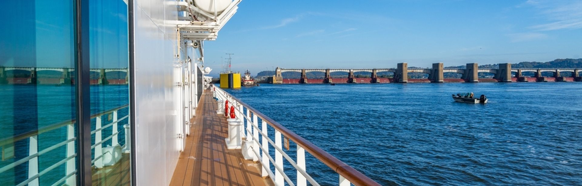 Seite eines Flusskreuzfahrtschiffes mit Blick auf den Fluss