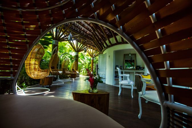 Eine gemütliche Lounge mit hängenden Sesseln