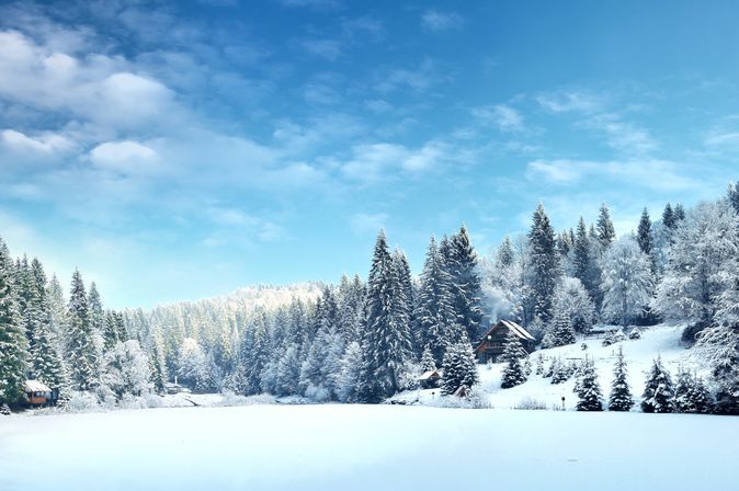 Winterlandschaft, Schnee bedeckte Bäume und ein kleines Haus