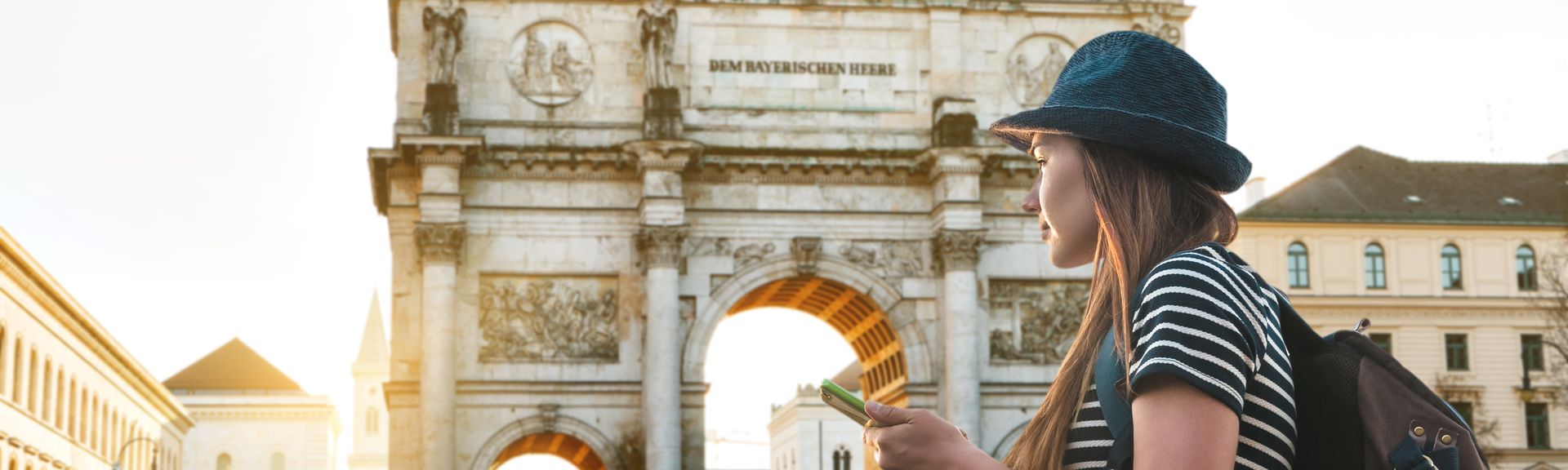 Touristin in München sieht sich Sehenswürdigkeiten an