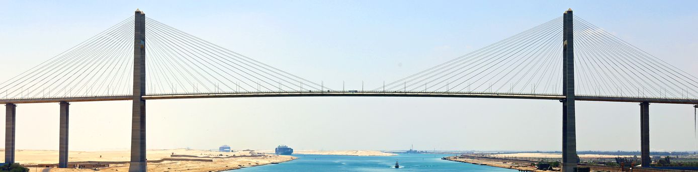 Hängebrücke über dem Suezkanal in Ägypten an einem klaren, sonnigen Tag.