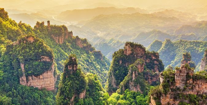 Naturlandschaft mit Steinsäulen bei Sonnenuntergang