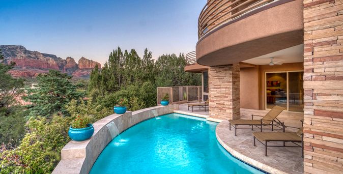 Privater Pool auf einer Terasse mit zwei Liegen