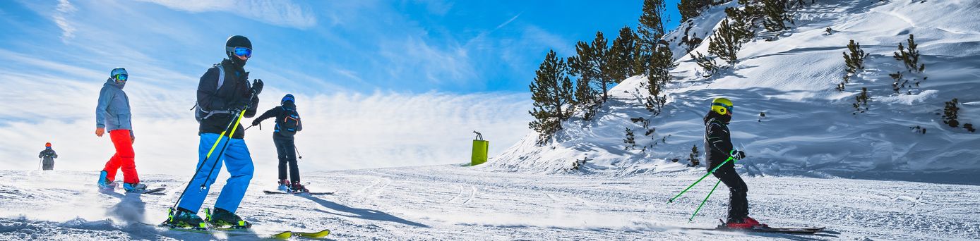 Skifahrer auf einer Schneebedeckten Piste