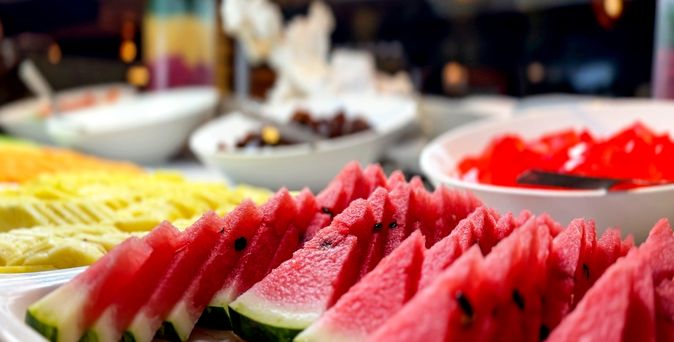 Wassermelonen und anderes Obst als Buffet