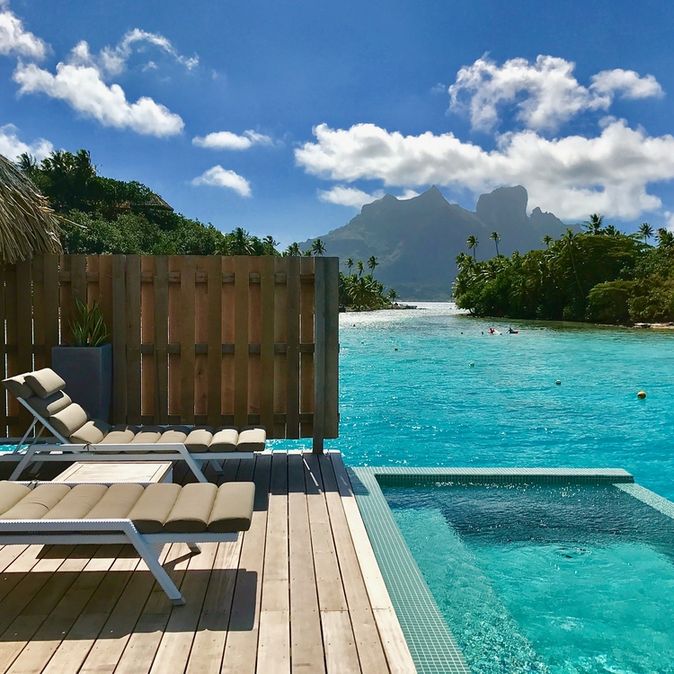 Liegen auf einem abgeschirmten Teil einer Terrasse, die direkt am Pool liegt