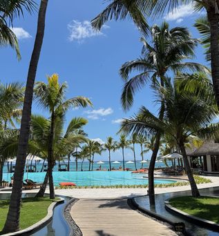 Dinarobin Beachcomber Pool und Eingang
